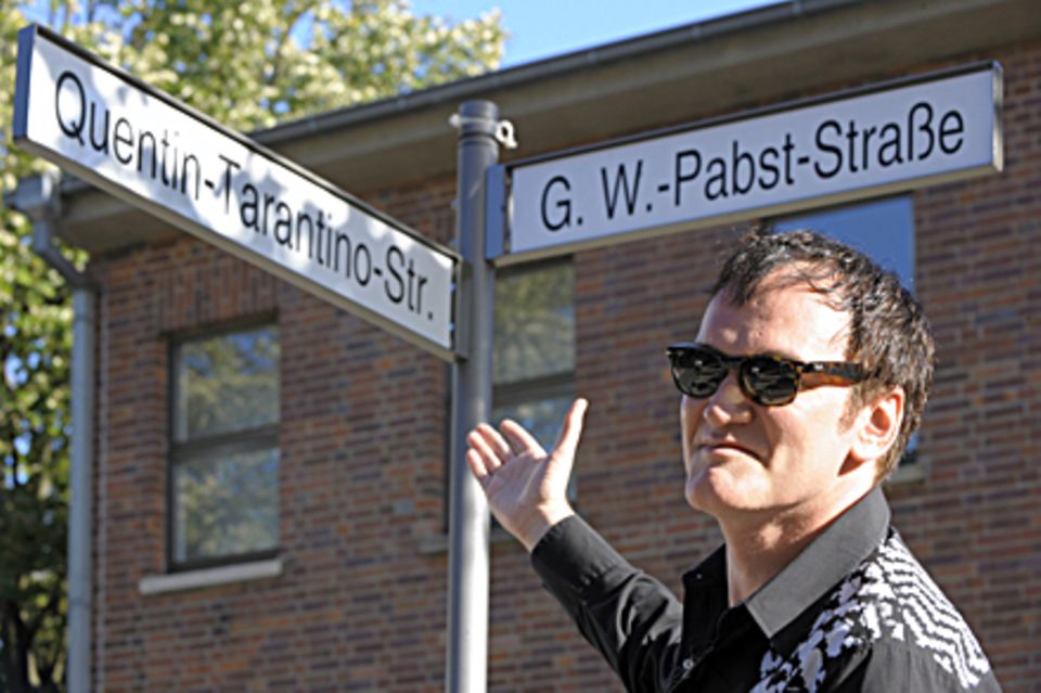 Stolz präsentiert Quentin Tarantion sein eigenes Straßenschild