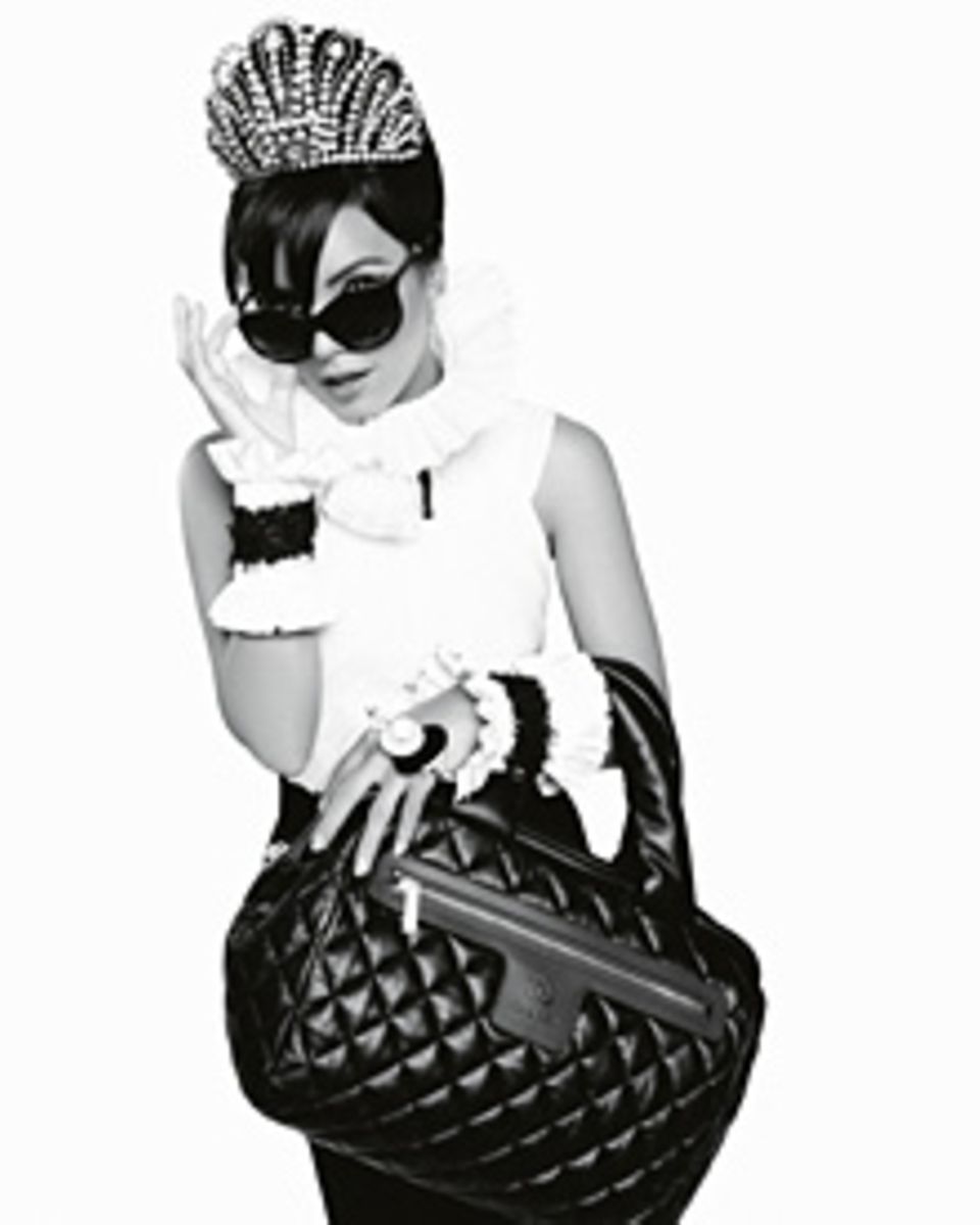 Frühstück bei Lily? Partykrönchen, XXL-Sonnenbrille und die Tasche aus der "Coco Cocoon"-Kollektion von Chanel Frühstück bei Lily? Partykrönchen, XXL-Sonnenbrille und die Tasche aus der "Coco Cocoon"-Kollektion von Chanel