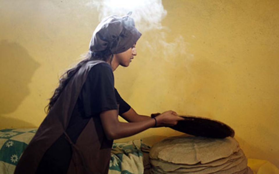 Beim Backen des landestypischen Fladenbrots Indschera hilft Sara Nuru gerne mit