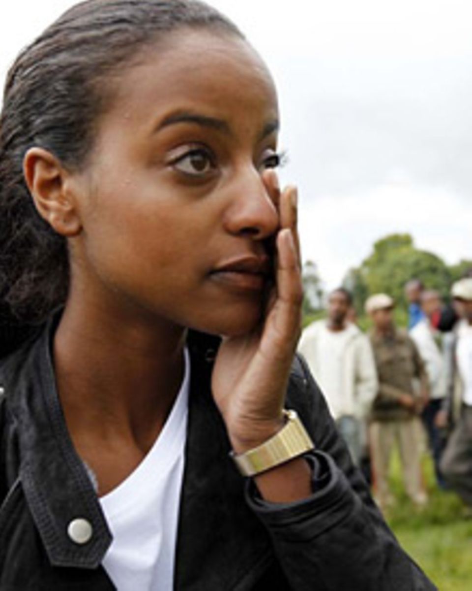 Beim Besuch der Schule in Degele fließen bei Sara Nuru Tränen der Rührung Beim Besuch der Schule in Degele fließen bei Sara Nuru Tränen der Rührung