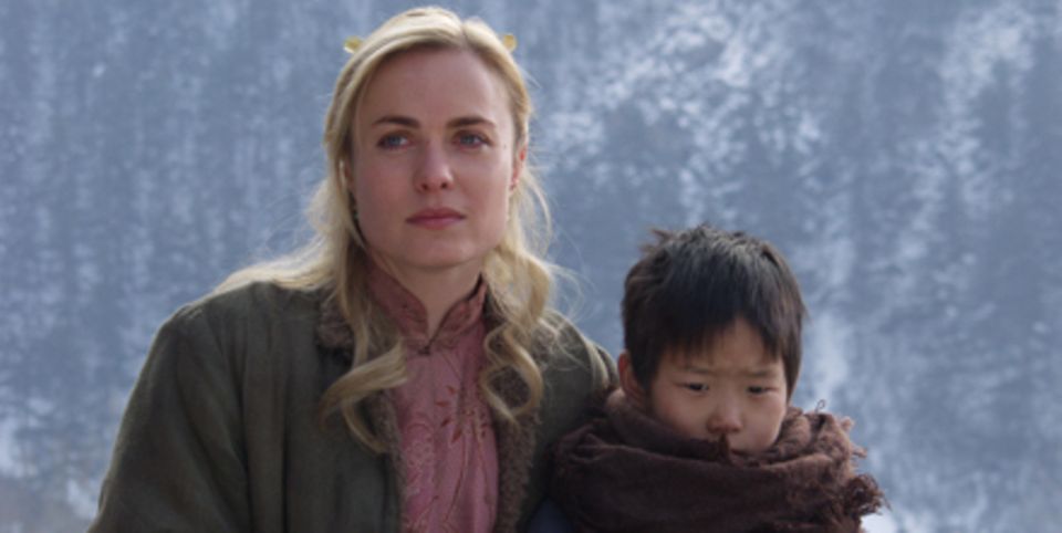 Auch Lee Pearson (Radha Mitchell) ist um das Wohl der Waisenkinder besorgt Auch Lee Pearson (Radha Mitchell) ist um das Wohl der Waisenkinder besorgt