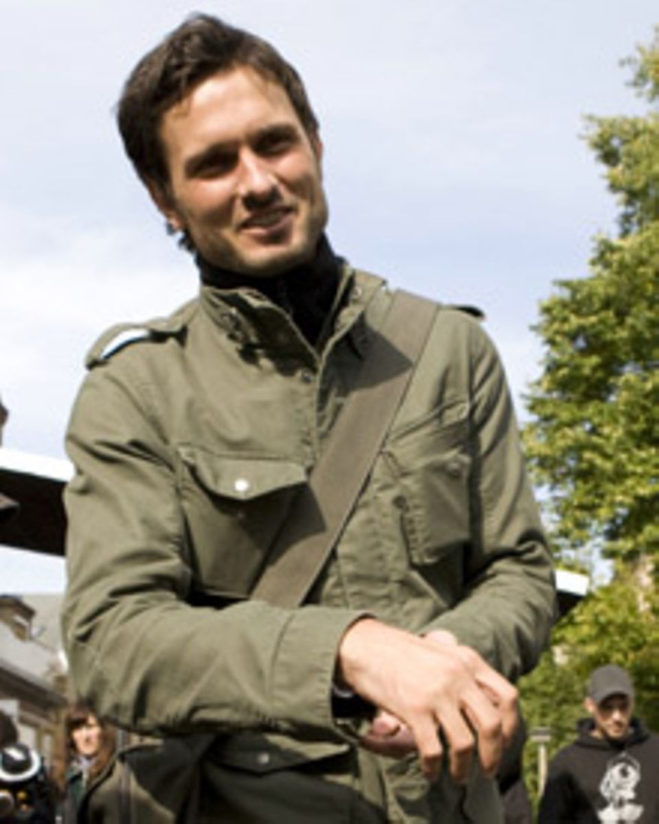 Simon Verhoeven am Set: Der Schauspieler und Regisseur schrieb das Drehbuch zu "Männerherzen" und inszenierte die Komödie. Simon Verhoeven am Set: Der Schauspieler und Regisseur schrieb das Drehbuch zu "Männerherzen" und inszenierte die Komödie.