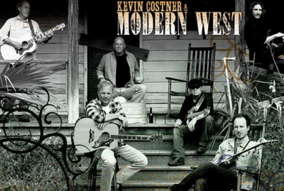 Zusammen mit seinen fünf Bandkollegen gibt Kevin Costner in sechs deutschen Stadten Konzerte.