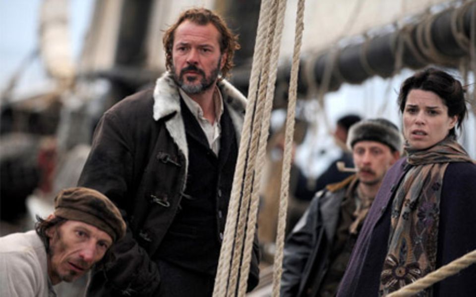 Neve Campbell (r.) spielt Maud Brewster, die es auf das Schiff des brutalen Kapitän Larsen verschlägt.