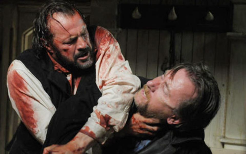 Käpten Larsen liefert sich um die begehrten Robbenfanggründe einen erbitterten Kampf mit seinem Bruder Death (Tim Roth, r.). Käpten Larsen liefert sich um die begehrten Robbenfanggründe einen erbitterten Kampf mit seinem Bruder Death (Tim Roth, r.).