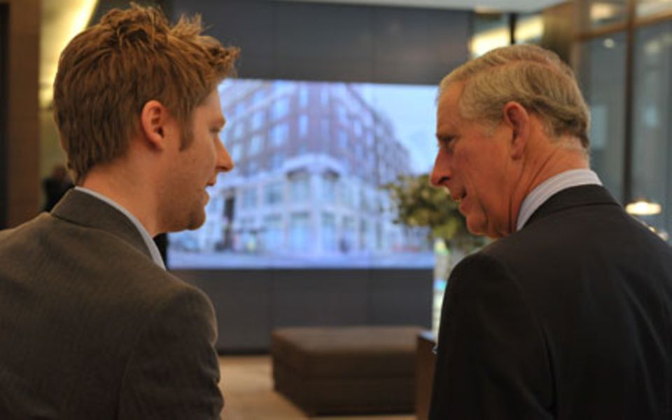 Fachgespräch unter Männern: Prinz Charles und Burberry-Kreativdirektor Christopher Bailey. Fachgespräch unter Männern: Prinz Charles und Burberry-Kreativdirektor Christopher Bailey.