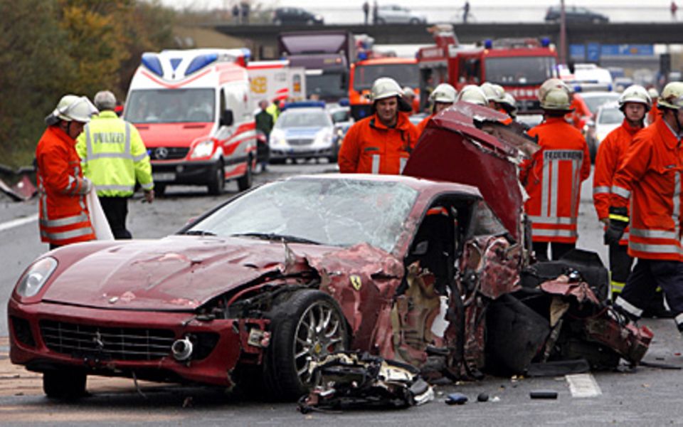 Christian Dzida konnte aus dem schwer beschädigten Ferrari nur noch tot geborgen werden. Christian Dzida konnte aus dem schwer beschädigten Ferrari nur noch tot geborgen werden.