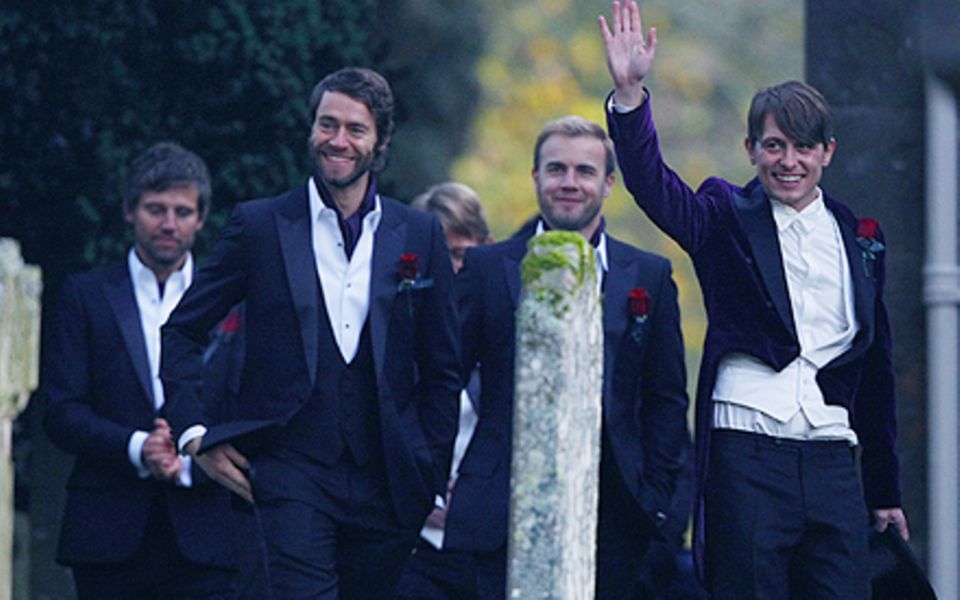 In Festlicher Stimmung: Mark Owen (r.) und seine Bandkollegen Jason Orange, Gary Barlow, Howard Donald (v.l.n.r.) In Festlicher Stimmung: Mark Owen (r.) und seine Bandkollegen Jason Orange, Gary Barlow, Howard Donald (v.l.n.r.)