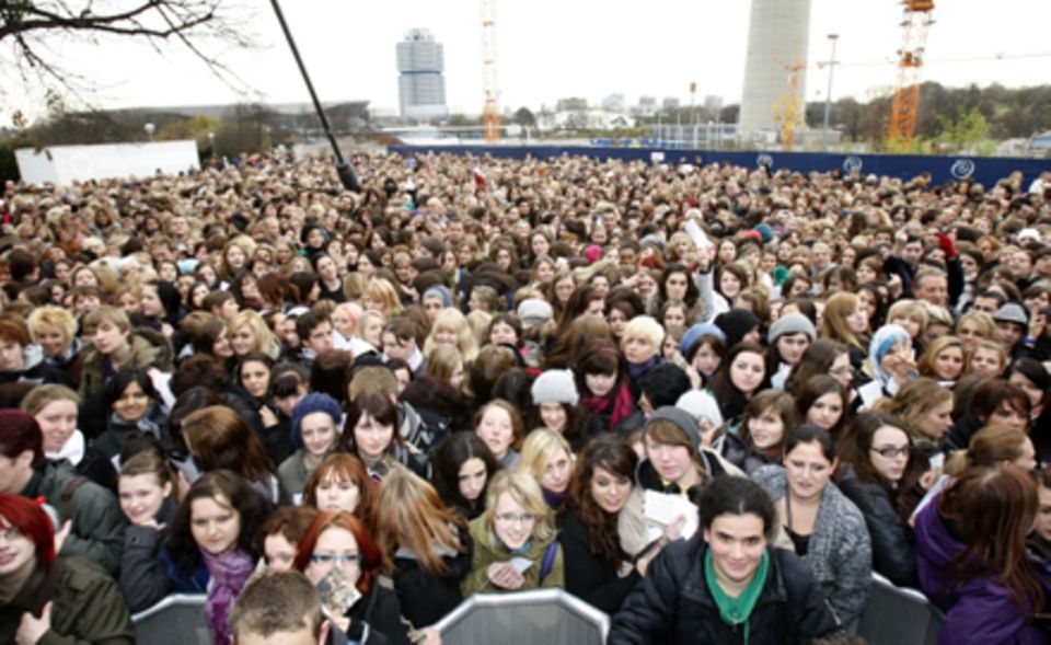 Bereits vor Beginn der Veranstaltung drängten sich zahlreiche Fans vor der Olympiahalle in München. Bereits vor Beginn der Veranstaltung drängten sich zahlreiche Fans vor der Olympiahalle in München.
