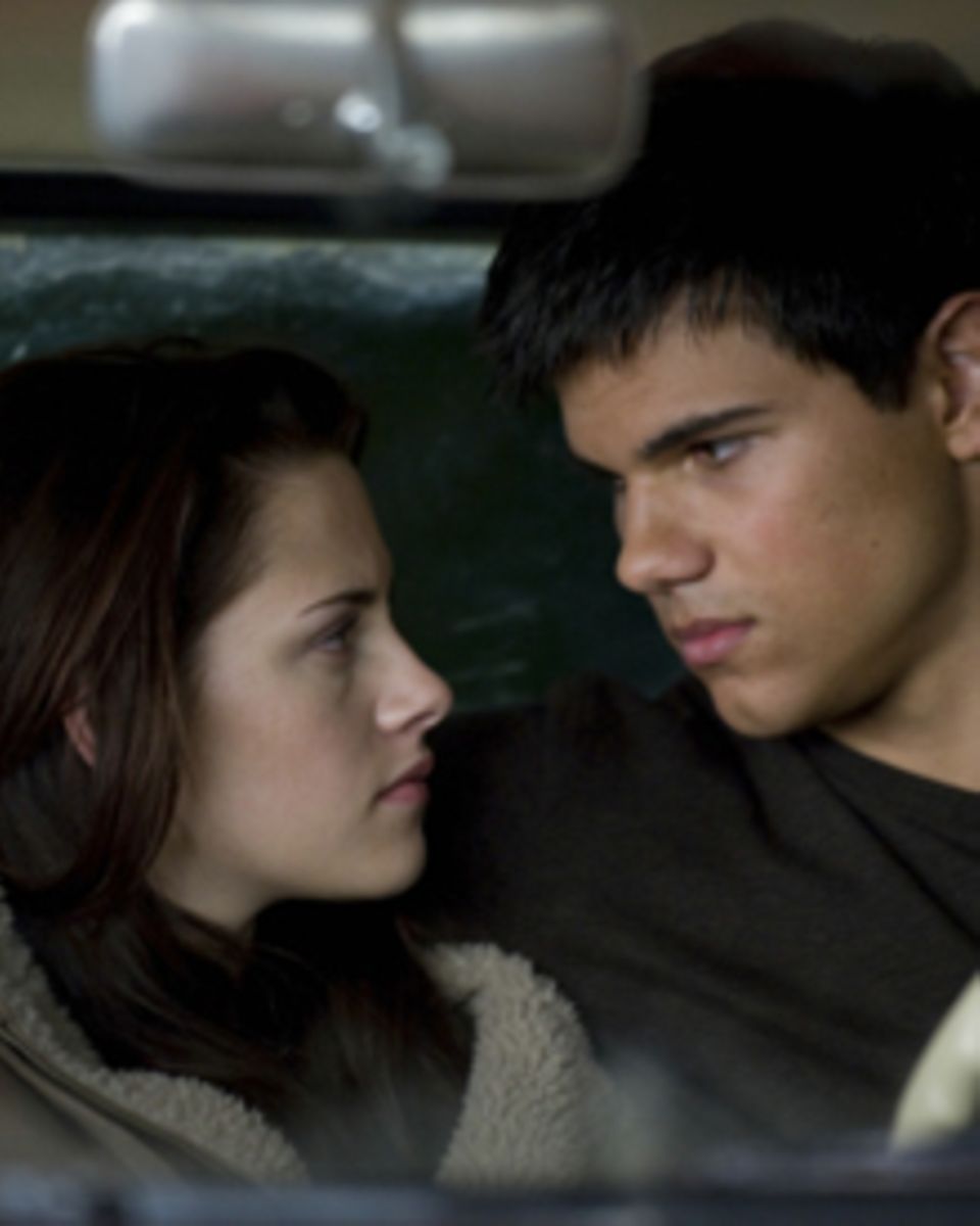 Bella und Jacob kommen sich in "New Moon" immer näher.