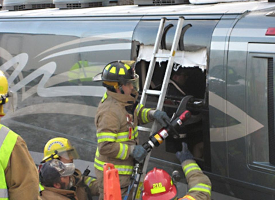 Die Feuerwehr musste ein Loch in den Tourbus schneiden, um Rivers Cuomo bergen zu können.