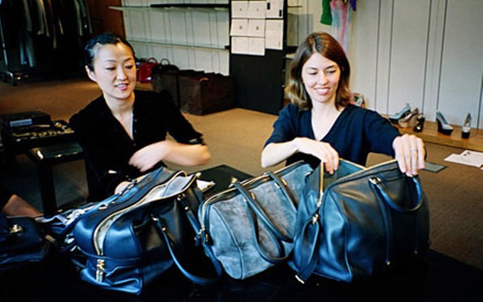 Sofia Coppola (r.) während einer Kollektionsbesprechung mit dem Accessoire-Team im Atelier von Louis Vuitton.