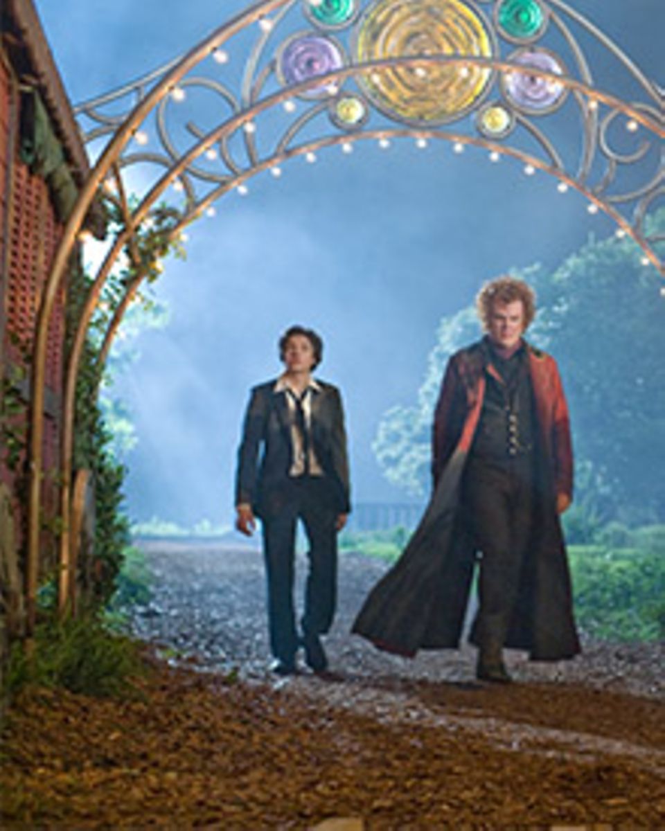 Der Spinnenbeschwörer Larten Crepsley (John C. Reilly) macht den 14-jährige Darren (Chris Massoglia) zum Vampir. Der Spinnenbeschwörer Larten Crepsley (John C. Reilly) macht den 14-jährige Darren (Chris Massoglia) zum Vampir.