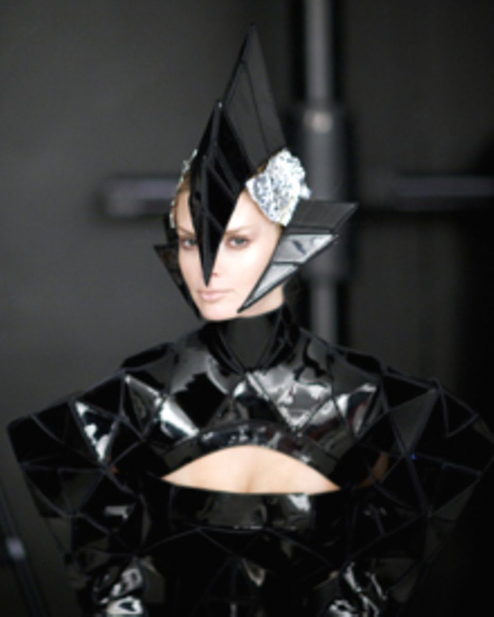 Zurück in die Zukunft: Designer Gareth Pugh hat für Julia Stegner das ultimative Outfit für das Shooting mit Nick Knight entworf