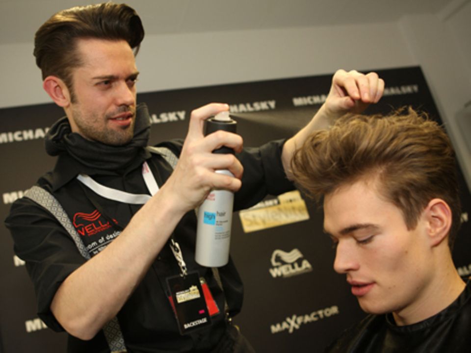 Up and away: Das Wella-Professionals-Team formte hohe Tollen und einen rockigen Style. Up and away: Das Wella-Professionals-Team formte hohe Tollen und einen rockigen Style.