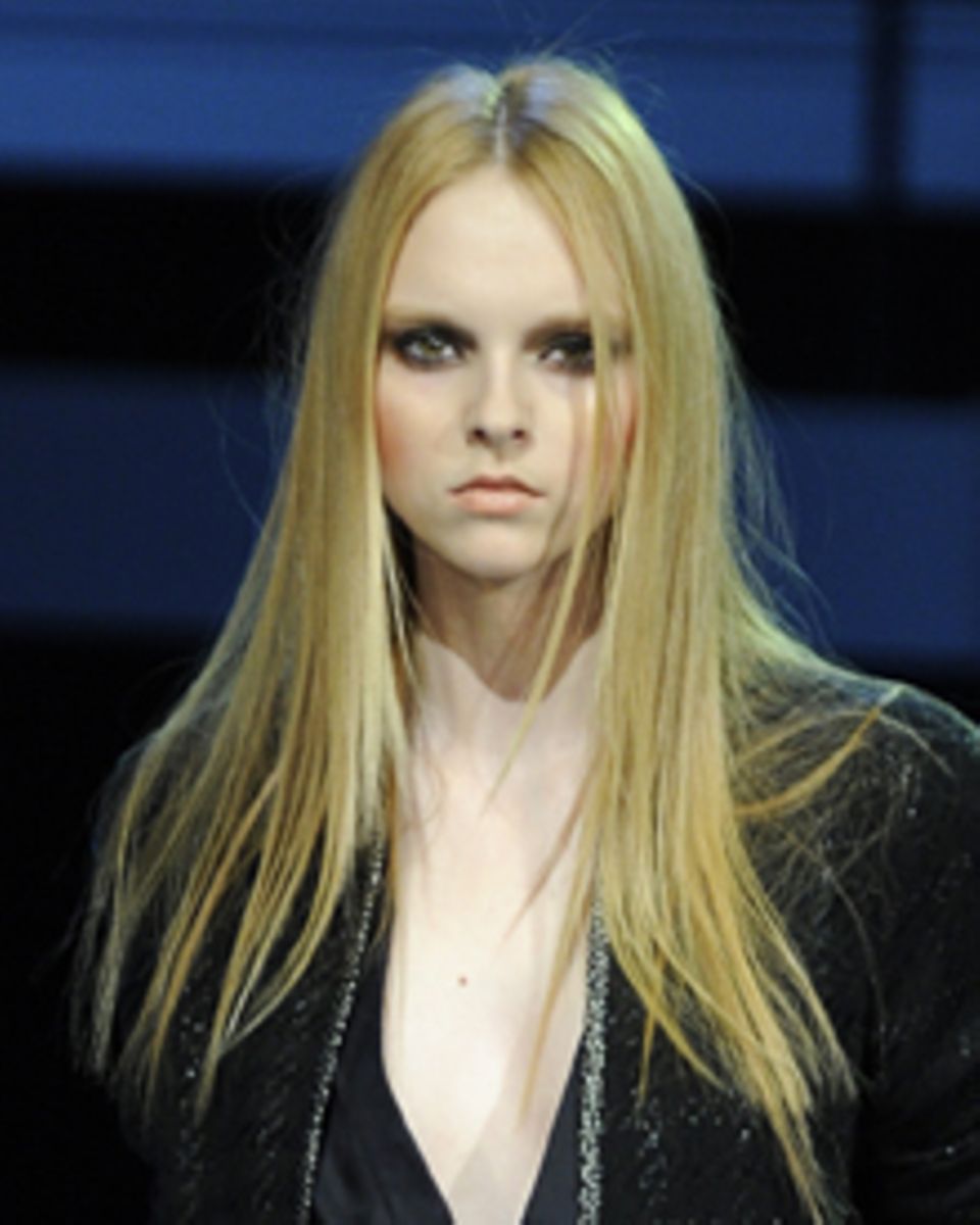 Das Haar der weiblichen Michalsky-Models wurde erst ultraglänzend geglättet und dann frizzy gestylt, so wie nach einer durchtanz Das Haar der weiblichen Michalsky-Models wurde erst ultraglänzend geglättet und dann frizzy gestylt, so wie nach einer durchtanz