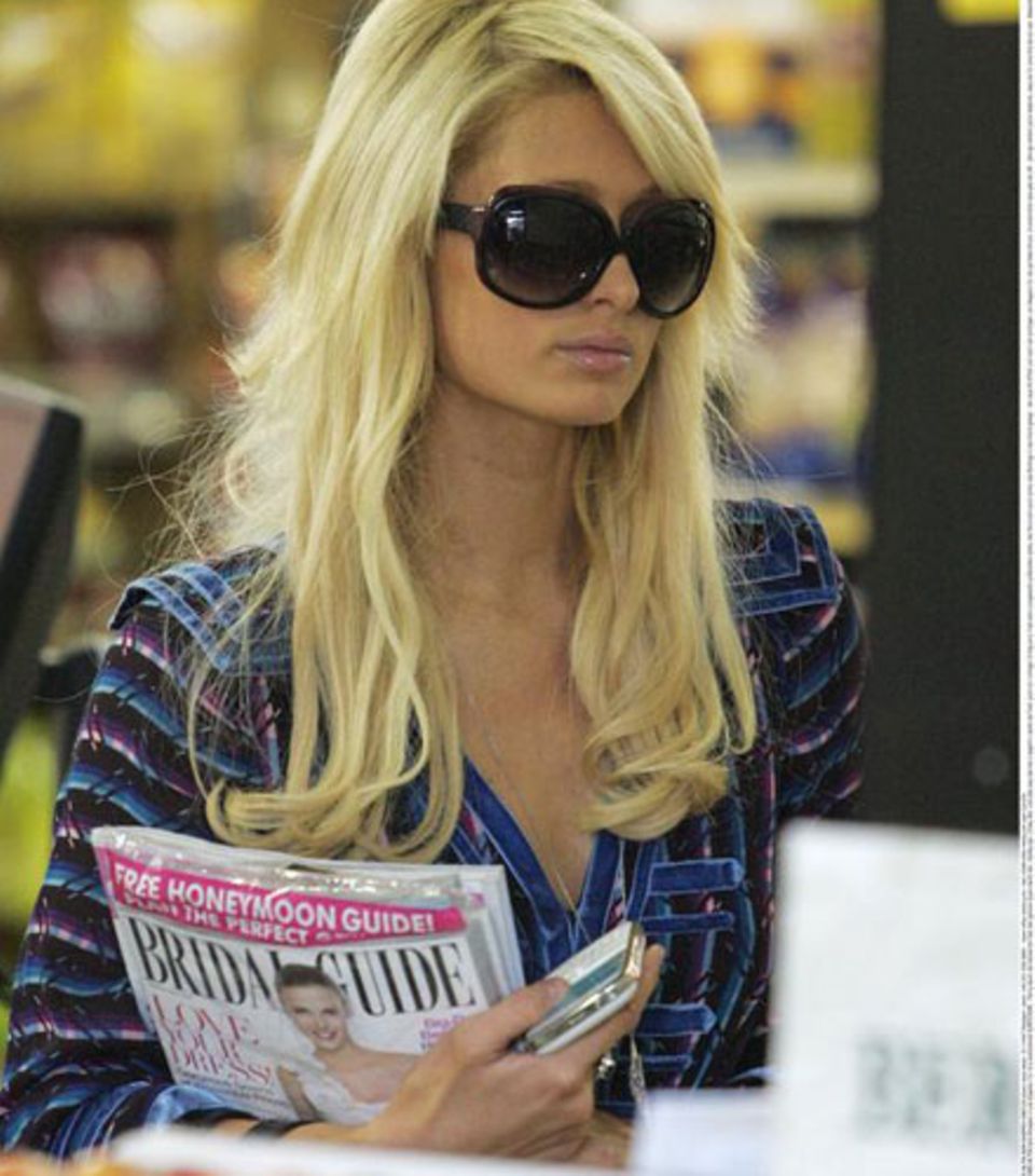 Paris Hilton lässt sich beim Brautmagazin-Kauf fotografieren.