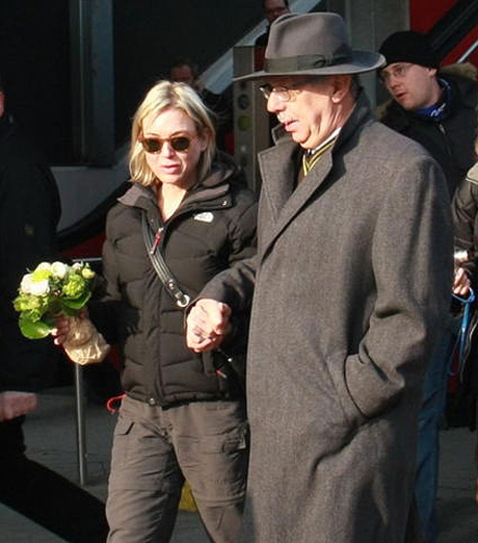 Renée Zellweger und Dieter Kosslick Hand in Hand am Flughafen Tegel.