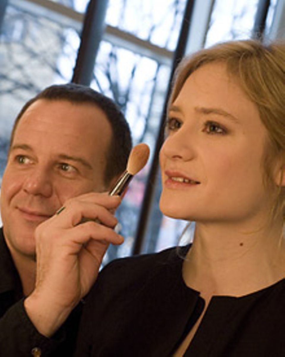 Andrej Baranow schminkt die Schauspielerin Julia Jentsch. Andrej Baranow schminkt die Schauspielerin Julia Jentsch.