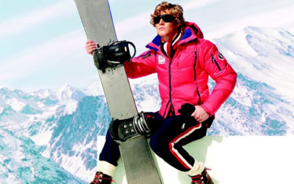 Sexy Snowboarder: Mutig wird die pinke Steppjacke zu den klassischen Farben der Funktionshose kombiniert. Sexy Snowboarder: Mutig wird die pinke Steppjacke zu den klassischen Farben der Funktionshose kombiniert.