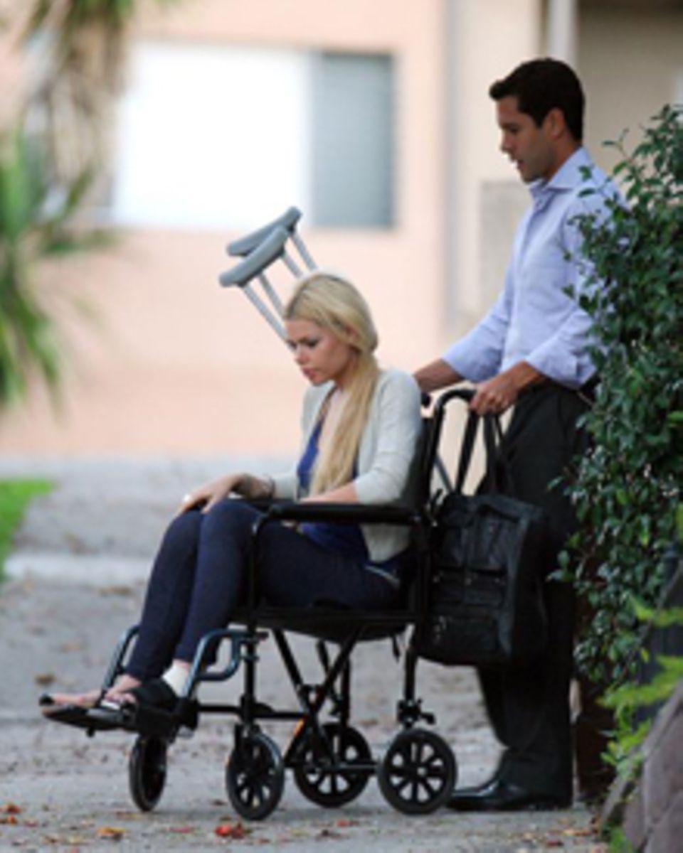 Nach ihrem Crash lässt sich Sophie Monk im Rollstuhl durch die Gegend schieben.