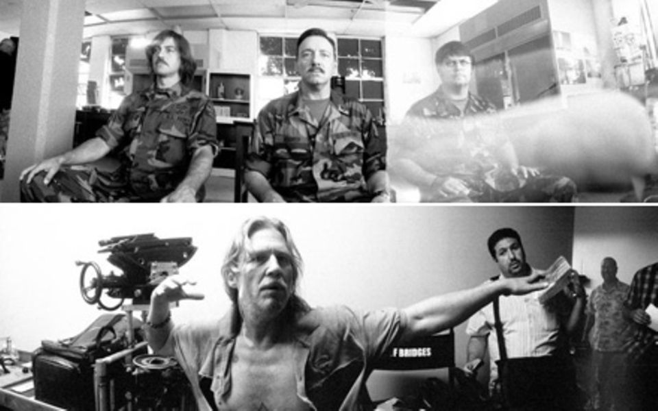 Am Set von "Männer die auf Ziegen starren" fotografierte Jeff Bridges fleißig: starre Blicke von George Clooney (o.l.) und Kevin Am Set von "Männer die auf Ziegen starren" fotografierte Jeff Bridges fleißig: starre Blicke von George Clooney (o.l.) und Kevin