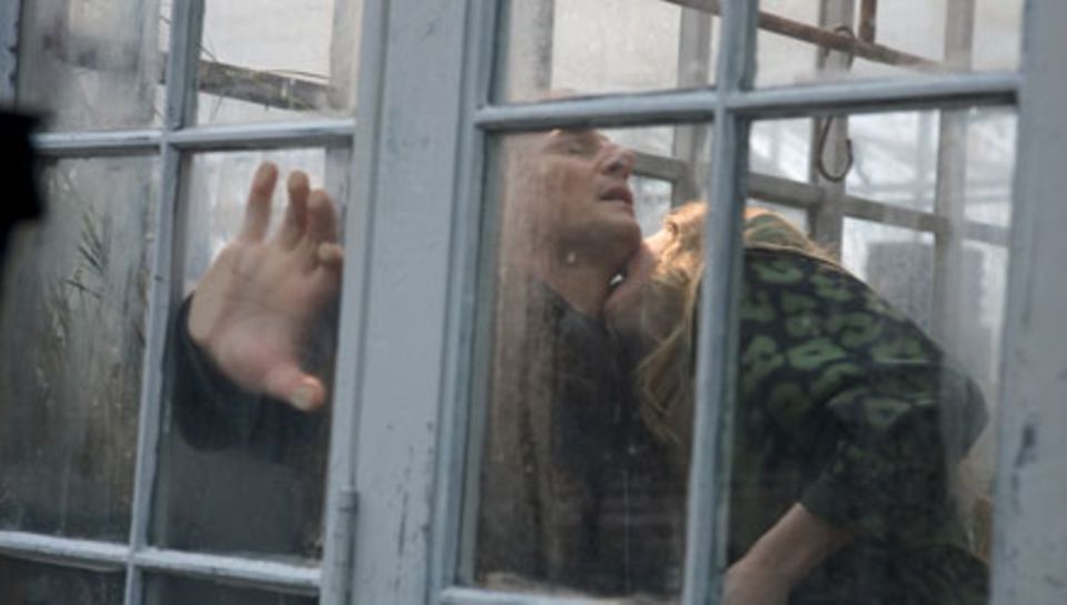 Chloe (Amanda Seyfried) erfüllt ihren Auftrag: die Verführung von Daniel (Liam Neeson).