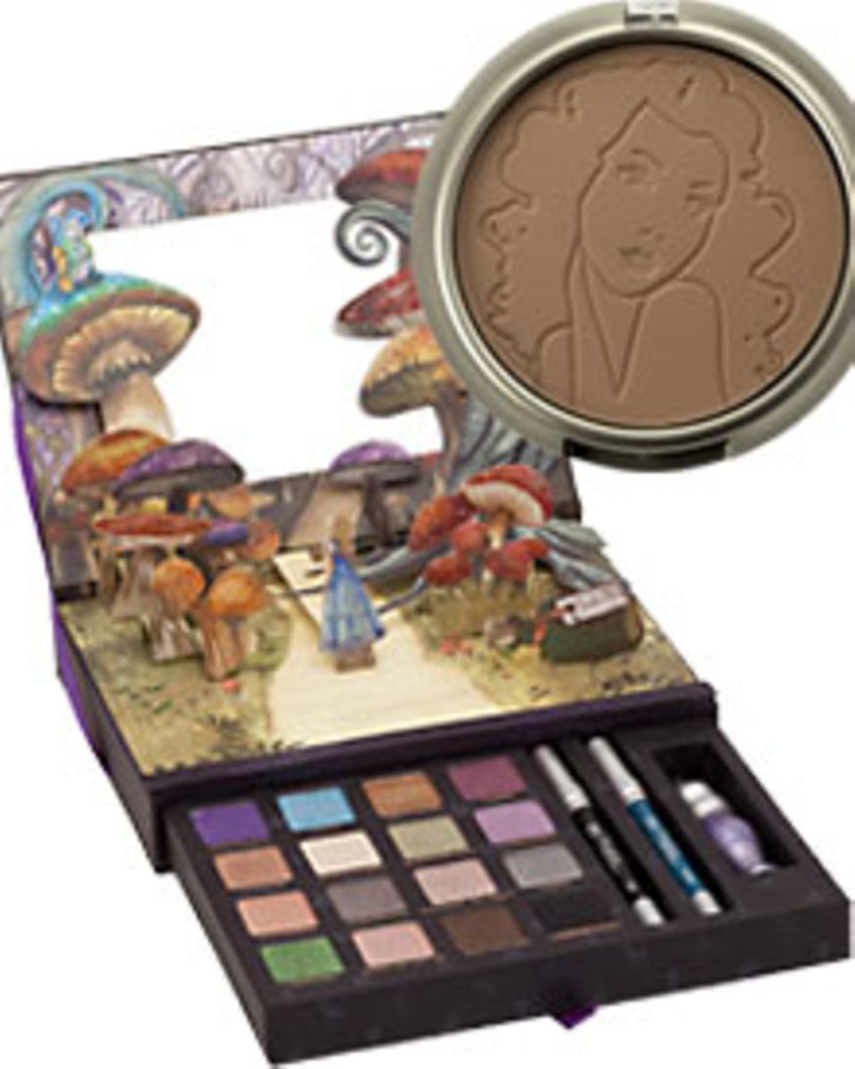 Bezaubernde Looks werden mit der "Book of Shadows Palette" von Urban Decay und dem uma Face Powder in "rose delight" möglich. Bezaubernde Looks werden mit der "Book of Shadows Palette" von Urban Decay und dem uma Face Powder in "rose delight" möglich.