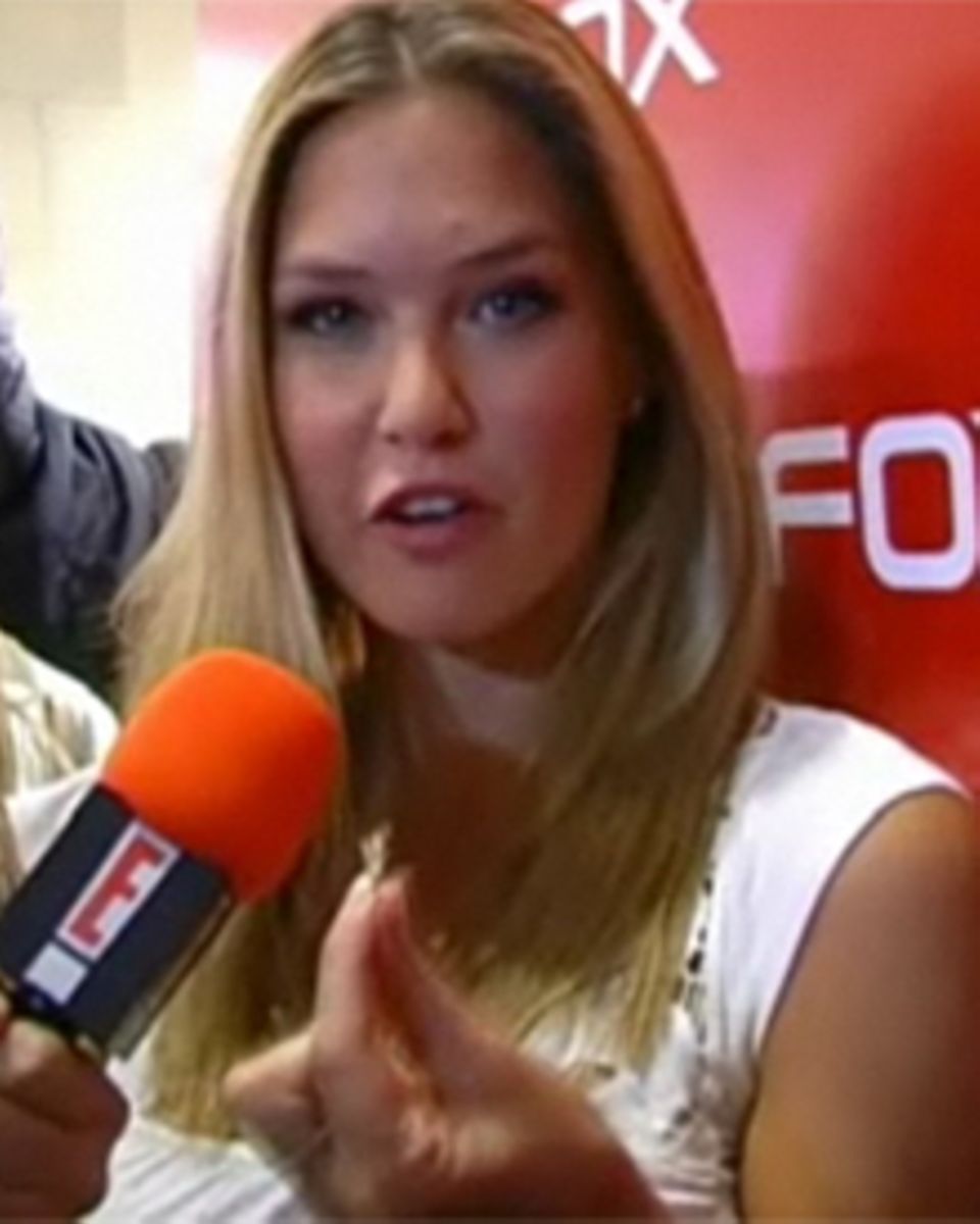 Bar Refaeli mit dem Ring, der nicht von Leonardo DiCaprio ist. Bar Refaeli mit dem Ring, der nicht von Leonardo DiCaprio ist.