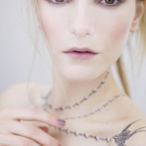 Chanel-Tattoos und Nagellack