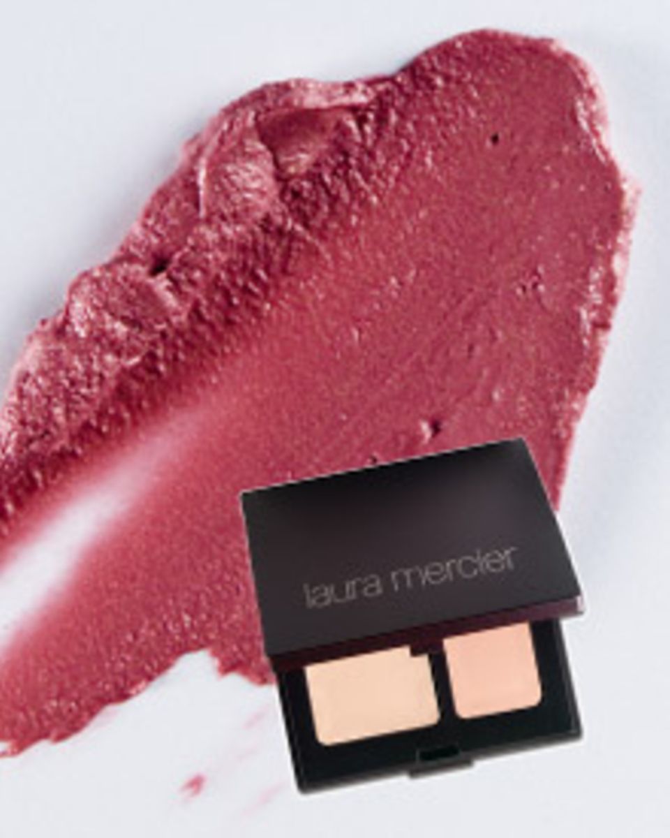 Loni Baurs Glow-Geheimnis: eine kleine Menge Creme aufs Gesicht, dazu Creme-Rouge und Concealer. Loni Baurs Glow-Geheimnis: eine kleine Menge Creme aufs Gesicht, dazu Creme-Rouge und Concealer.