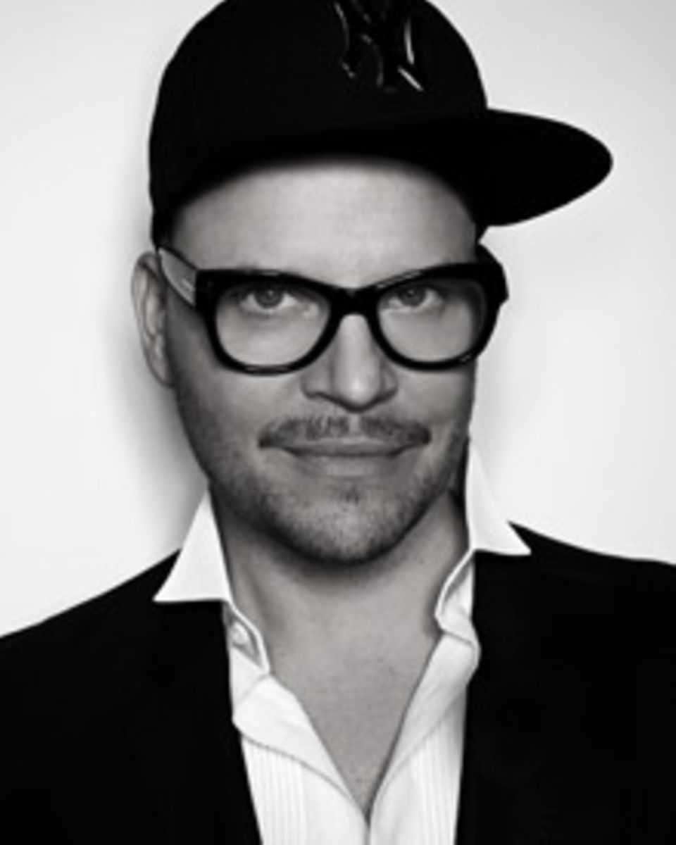 Armin Morbach ist ein echtes Multitalent – Haar-Experte und Visagist, Fotograf und Blattmacher. Armin Morbach ist ein echtes Multitalent – Haar-Experte und Visagist, Fotograf und Blattmacher.