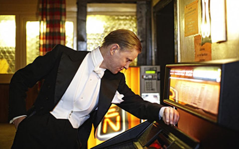Von Hans Albers über Ich + Ich bis Tocotronic: An der Jukebox zeigt Max Raabe die ganze Bandbreite seines Musikgeschmacks. Von Hans Albers über Ich + Ich bis Tocotronic: An der Jukebox zeigt Max Raabe die ganze Bandbreite seines Musikgeschmacks.