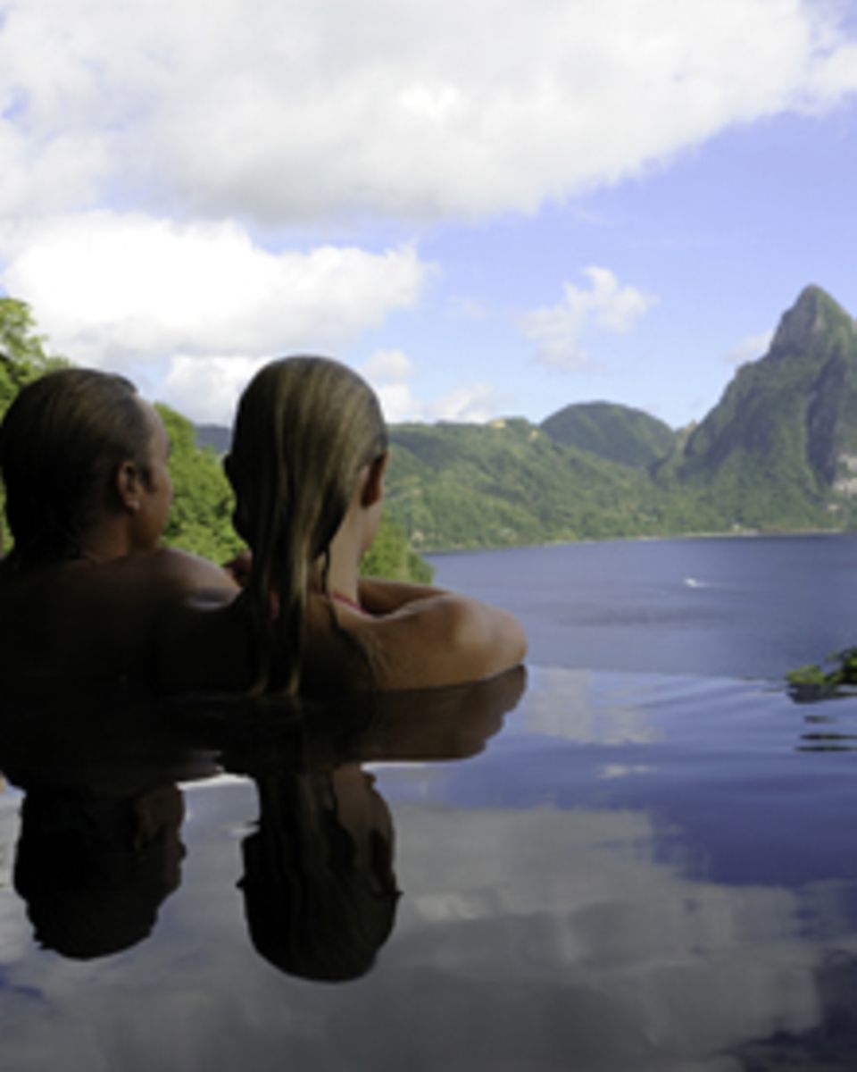 Der Pool bietet einen weitläufigen Blick auf das Meer und die Regenwald-bedeckten Berge.