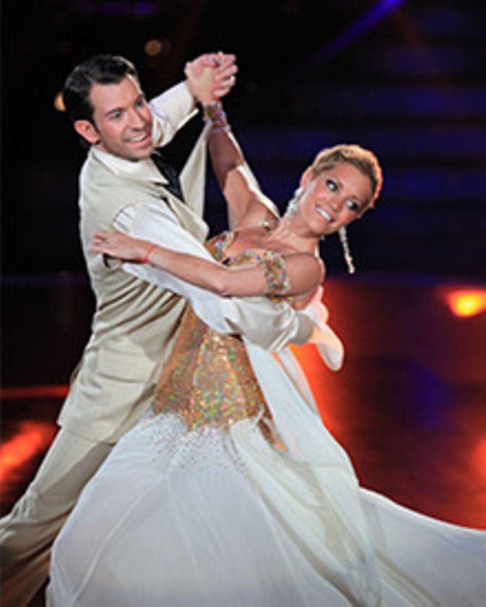 Mit ihrem Tanzpartner Christian Bärens gehört Sylvie an der Vaart zu den Favoriten von "Let's Dance". Mit ihrem Tanzpartner Christian Bärens gehört Sylvie an der Vaart zu den Favoriten von "Let's Dance".