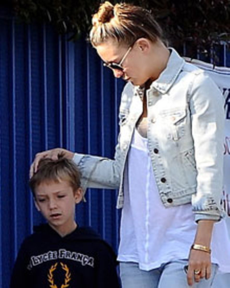 Ryder Russel sieht mit seiner neuen Frisur eher unglücklich aus. Da hilft auch Mamas Zuspruch wenig. Ryder Russel sieht mit seiner neuen Frisur eher unglücklich aus. Da hilft auch Mamas Zuspruch wenig.