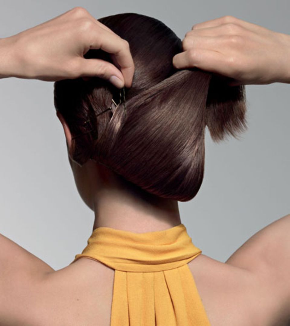 Step 2: Das eigene Deckhaar flach über die Magic Hair Teile schlagen und mit über Kreuz gesetzten Haarnadeln feststecken. Step 2: Das eigene Deckhaar flach über die Magic Hair Teile schlagen und mit über Kreuz gesetzten Haarnadeln feststecken.