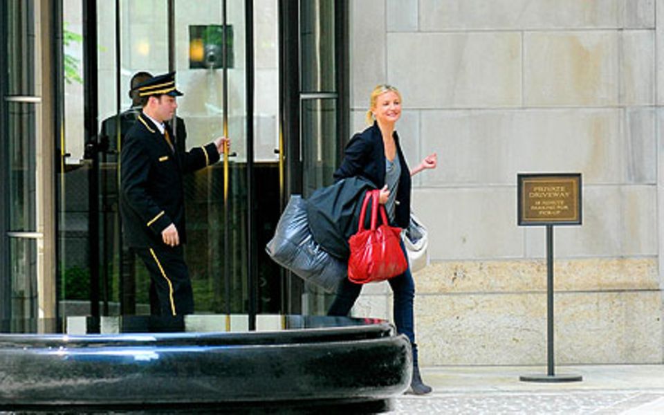 Cameron Diaz schleicht sich mit ihrem schweren Gepäck davon. Cameron Diaz schleicht sich mit ihrem schweren Gepäck davon.