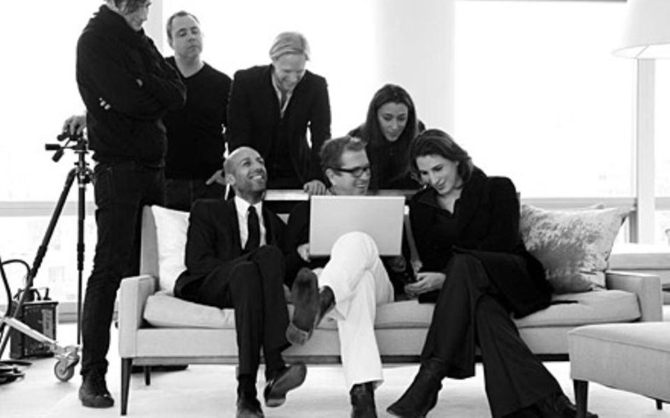 N ach dem Sh ooting mit Julia Roberts begutachtet Youcef Nabi (auf dem Sofa, r.) mit Fotograf Mario Testino (M.) die Bilder. N ach dem Sh ooting mit Julia Roberts begutachtet Youcef Nabi (auf dem Sofa, r.) mit Fotograf Mario Testino (M.) die Bilder.