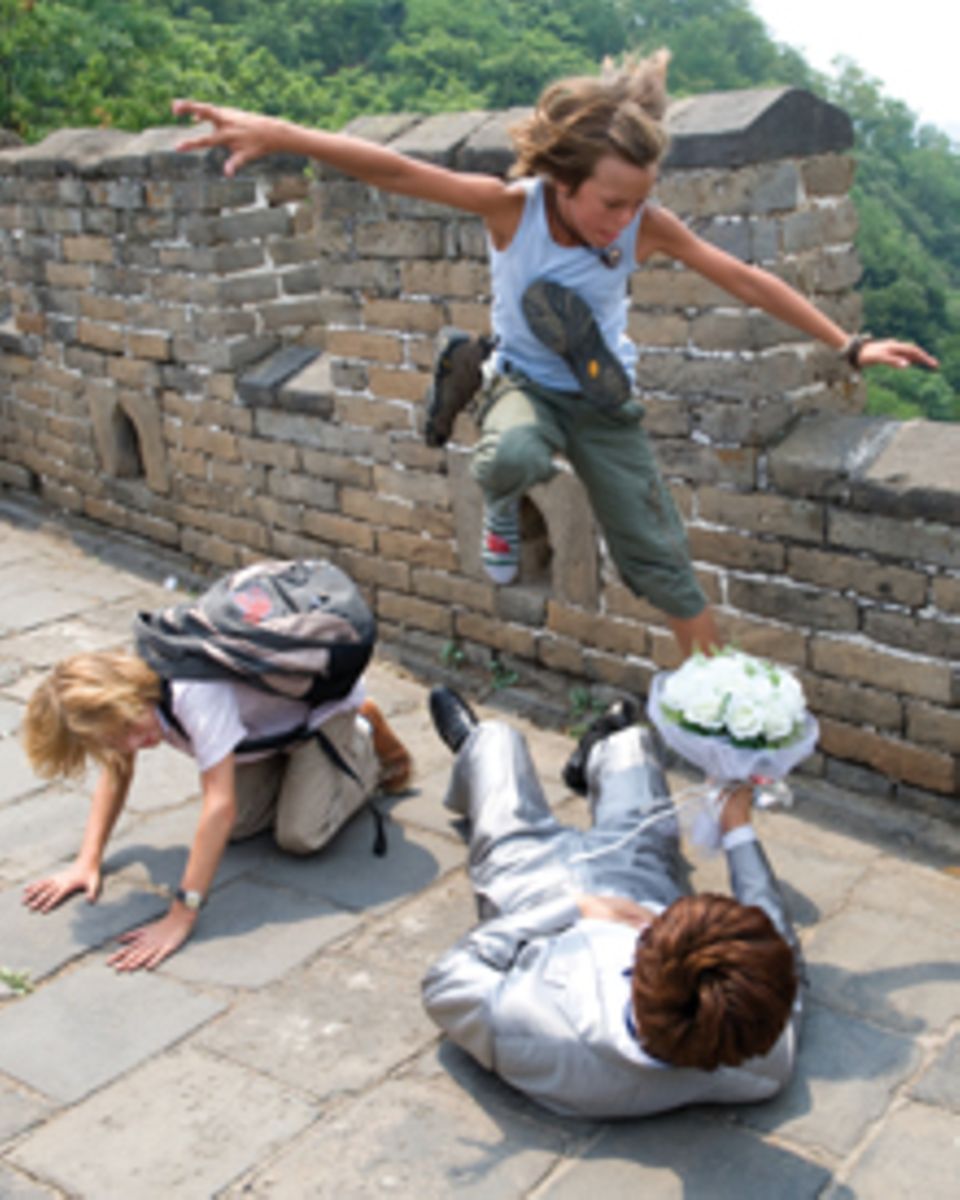 Stunts auf der chinesischen Mauer: Patrick zeigt während eines Braut-Shootings vollen Körpereinsatz.