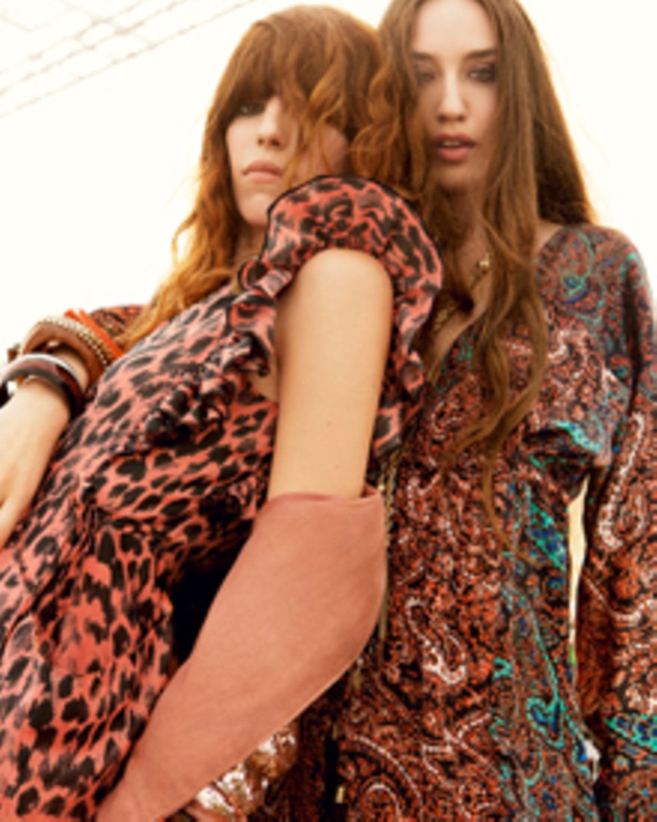 Schwestern im Herzen: Lou Doillon und Lizzy Jagger in Festivalmode. Schwestern im Herzen: Lou Doillon und Lizzy Jagger in Festivalmode.