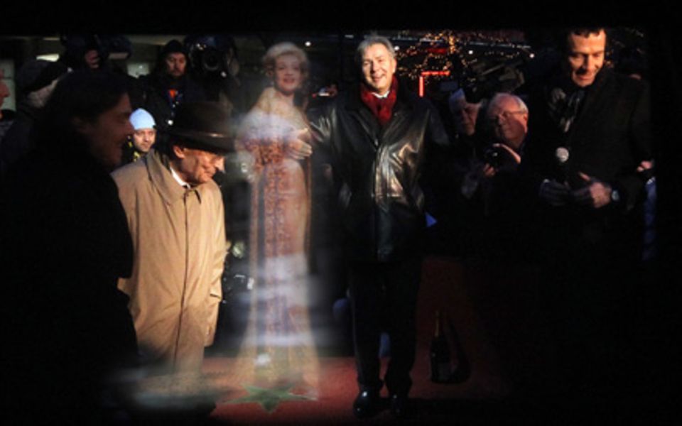 Großer Augenblick: Im Februar entüllte Berlins Bürgermeister Klaus Wowereit den Stern von Marlene Dietrich. Großer Augenblick: Im Februar entüllte Berlins Bürgermeister Klaus Wowereit den Stern von Marlene Dietrich.