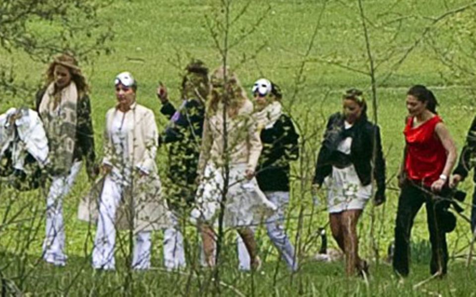 Ihre jüngere Schwester Prinzessin Madeleine führt den Jungesellinnenabschied an, während Prinzessin Victoria gehorsma als letzte Ihre jüngere Schwester Prinzessin Madeleine führt den Jungesellinnenabschied an, während Prinzessin Victoria gehorsma als letzte