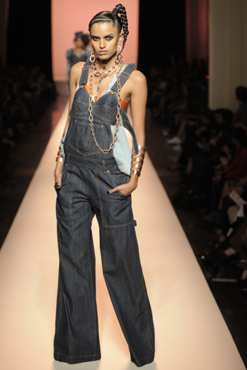 Die Kollaboration mit Levi's verband Elemente aus dem Lingerie-Bereich mit Jeans. Die Kollaboration mit Levi's verband Elemente aus dem Lingerie-Bereich mit Jeans.