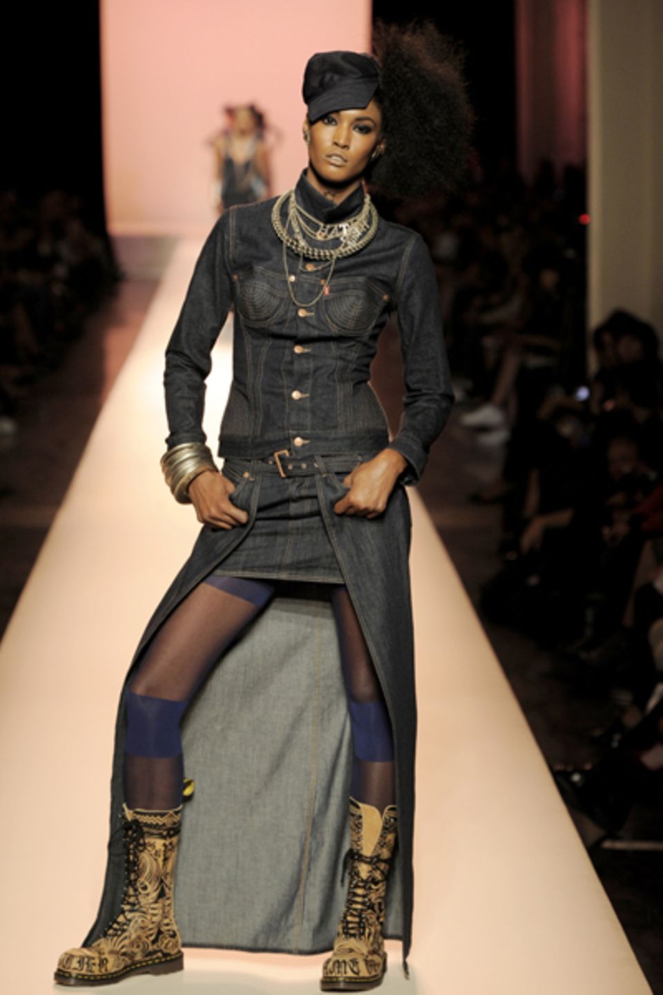 Auch Jean-Paul Gaultier tat sich Anfang 2010 mit einem großen Jenslabel zusammen. Auch Jean-Paul Gaultier tat sich Anfang 2010 mit einem großen Jenslabel zusammen.