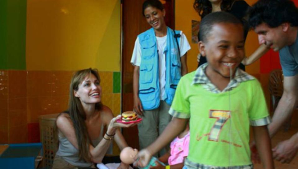 Angelina Jolie besucht Flüchtlinge in Ecuador und fühlt sich unter den Kindern sofort heimisch. Kein Wunder: Sie hat daheim ja s