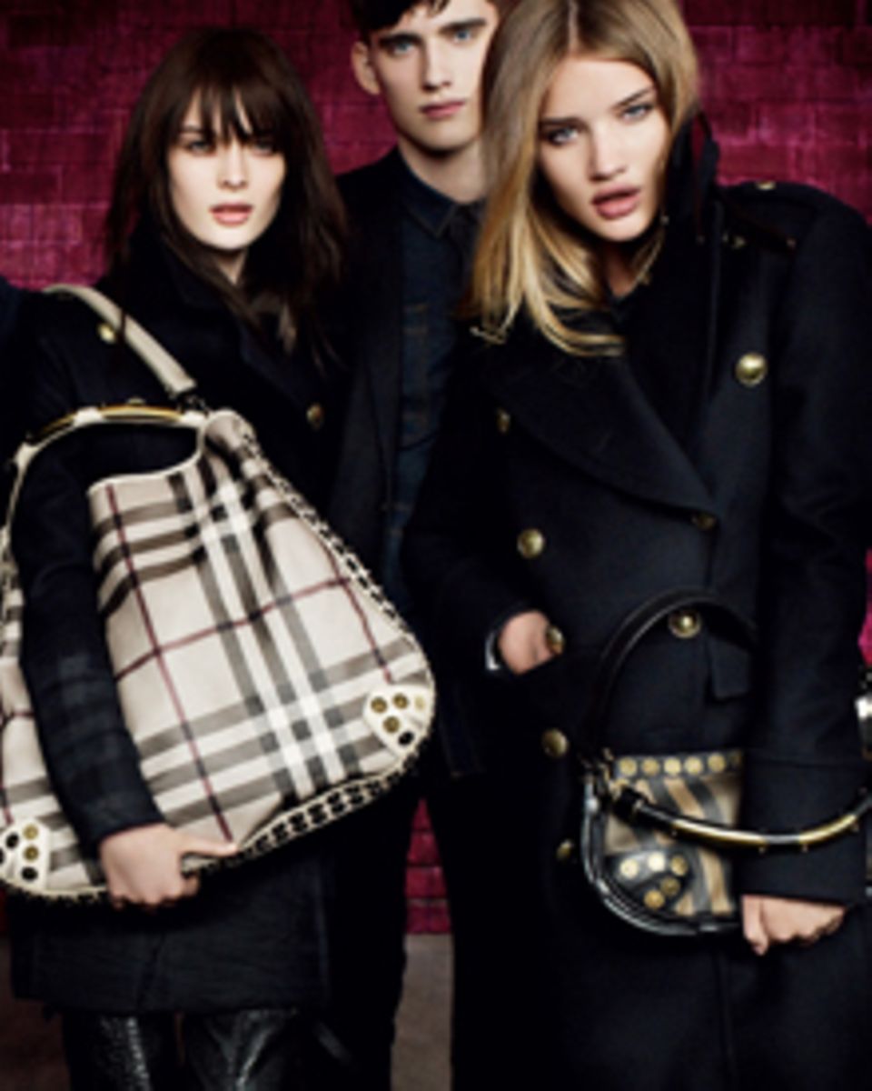 Rosie Huntington Whiteley stellte in der Herbst/Winter 2010 von Burberry mal wieder ihre Qualitäten als Model unter Beweis. Rosie Huntington Whiteley stellte in der Herbst/Winter 2010 von Burberry mal wieder ihre Qualitäten als Model unter Beweis.