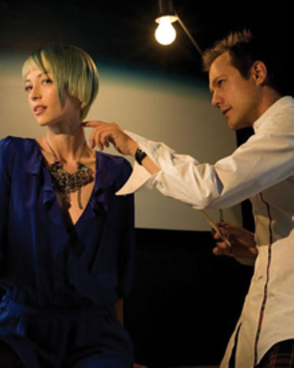 Seine Frisuren sind kleine Kunstwerke, sein Salon ist ein Designtraum: Haarexperte Angus Mitchell. Seine Frisuren sind kleine Kunstwerke, sein Salon ist ein Designtraum: Haarexperte Angus Mitchell.