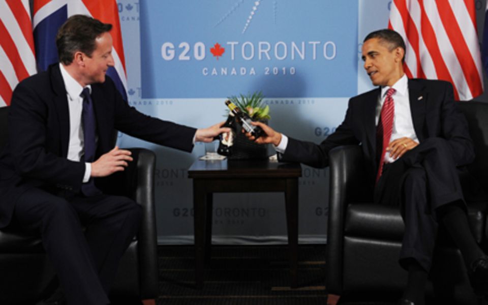 David Cameron und Barack Obama beglichen während des G-20-Gipfels ihre Wettschulden und stießen mit einer Flasche Bier an.