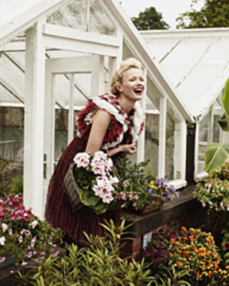 Model Franziska Knuppe pflanzt in ihrem Garten nach Lust, Laune und Farben. Model Franziska Knuppe pflanzt in ihrem Garten nach Lust, Laune und Farben.